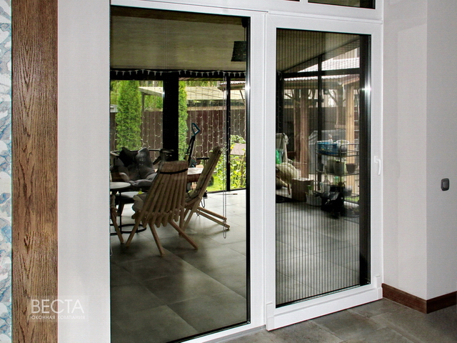 Дверь портальная Рехау в интерьере